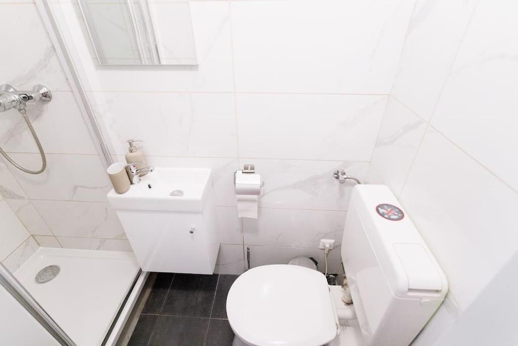 Urban Capsule Apartment - Near Mariahilfer Strasse Viena Exterior foto